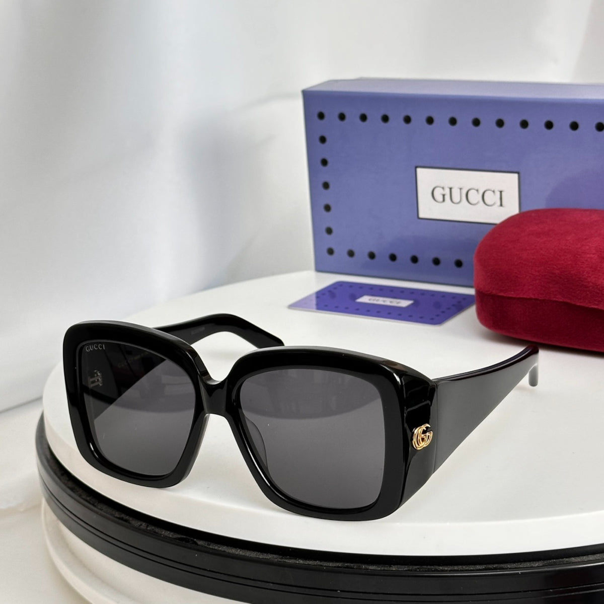 Women sunglasses Gucci