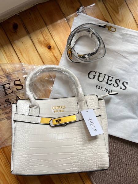 حقيبة Guess